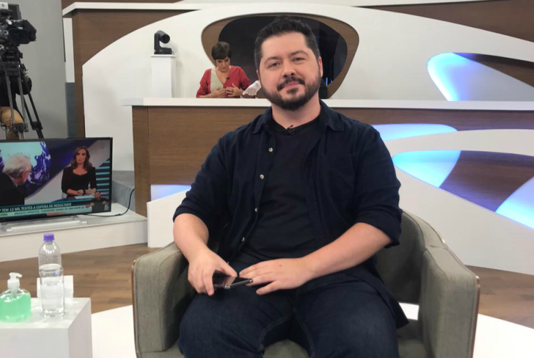 Professor e pesquisador Atila Iamarino em entrevista realizada no programa Roda Viva