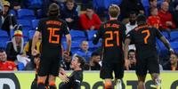 Holandeses comemoram o gol de Weghorst