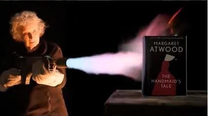 Para ajudar a promover a iniciativa, Margaret Atwood concordou em ser filmada tentando, sem sucesso, colocar fogo no livro