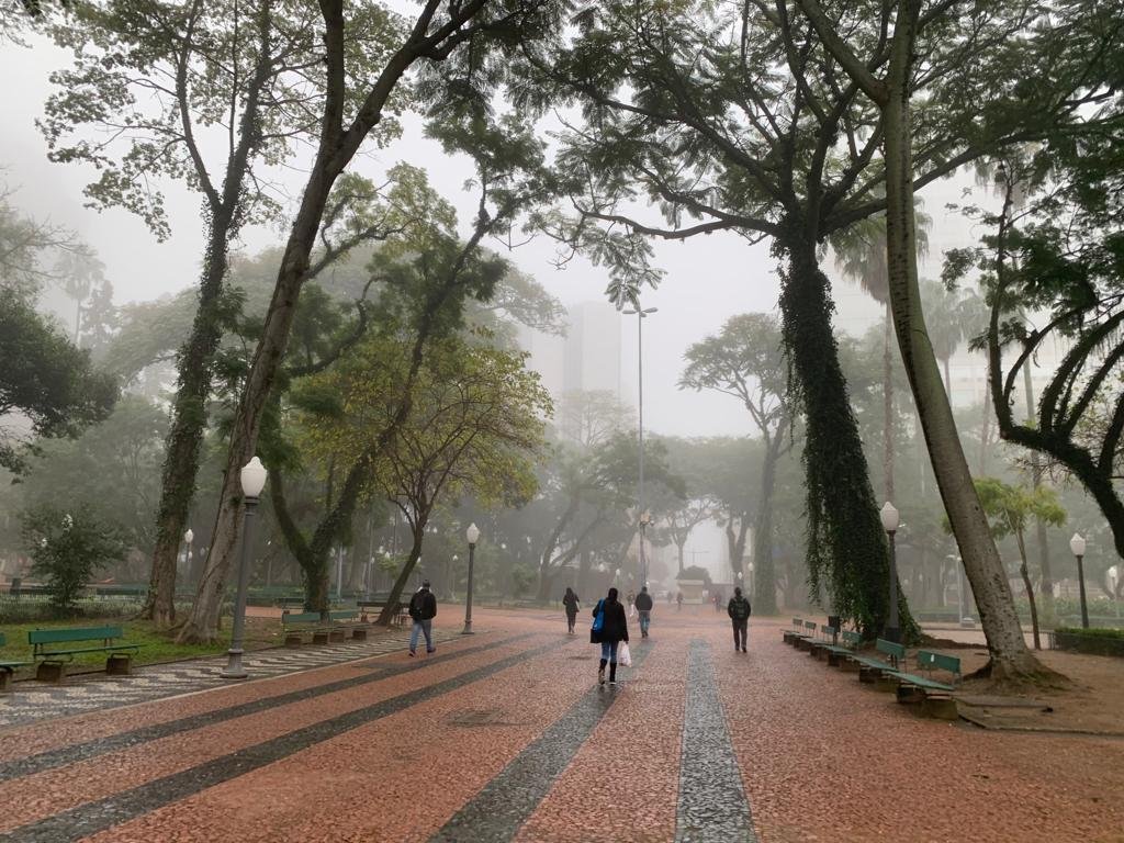 Neblina tomou conta da Capital nesta manh&atilde;, como na Pra&ccedil;a da Alf&acirc;ndega, no Centro Hist&oacute;rico