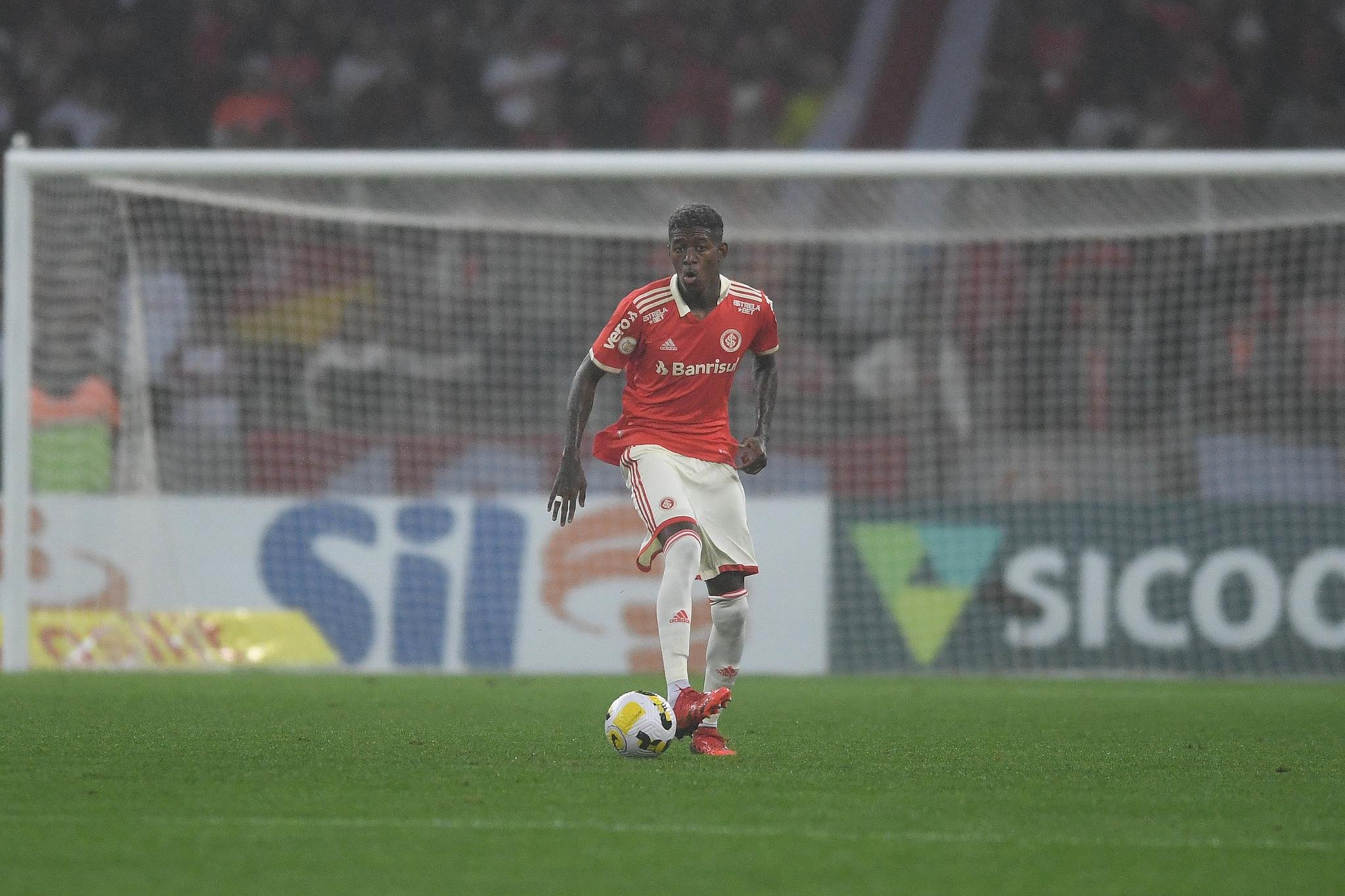 Vit&atilde;o &eacute; titular da zaga colorada