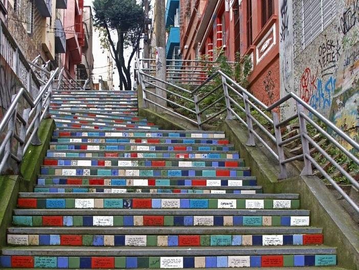 Em Porto Alegre, o encontro ser&aacute; neste s&aacute;bado, dia 11, &agrave;s 10h, na Escadaria 24 de Maio, repleta de azulejos com trechos de poemas