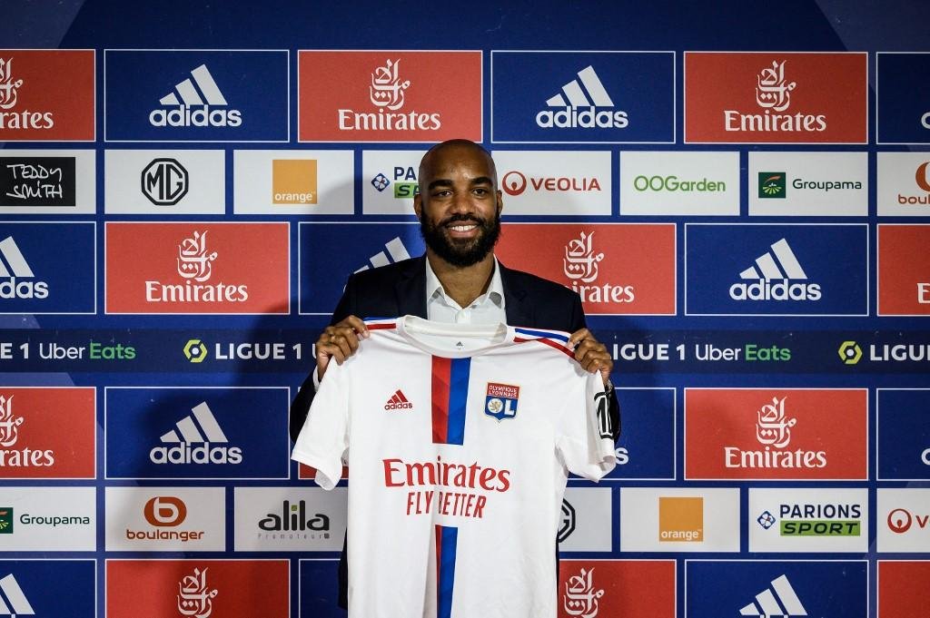 Lacazette foi apresentado no Lyon nesta quinta-feira