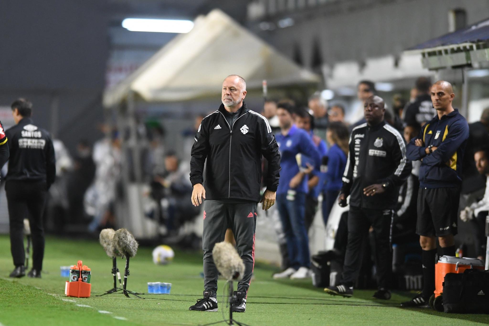 Mano Menezes no empate do Inter contra o Santos na Vila Belmiro