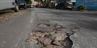 Buracos na rua Portuguesa refletem a realidade de quem trafega pelas vias de Porto Alegre