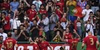 Jogadores portugueses comemoram o gol de Gonçalo Guedes