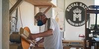 Luiz Roberto Francisco molda um taco de críquete em uma oficina onde faz centenas de tacos de críquete de madeira para o Cricket Brasil em Poços de Caldas