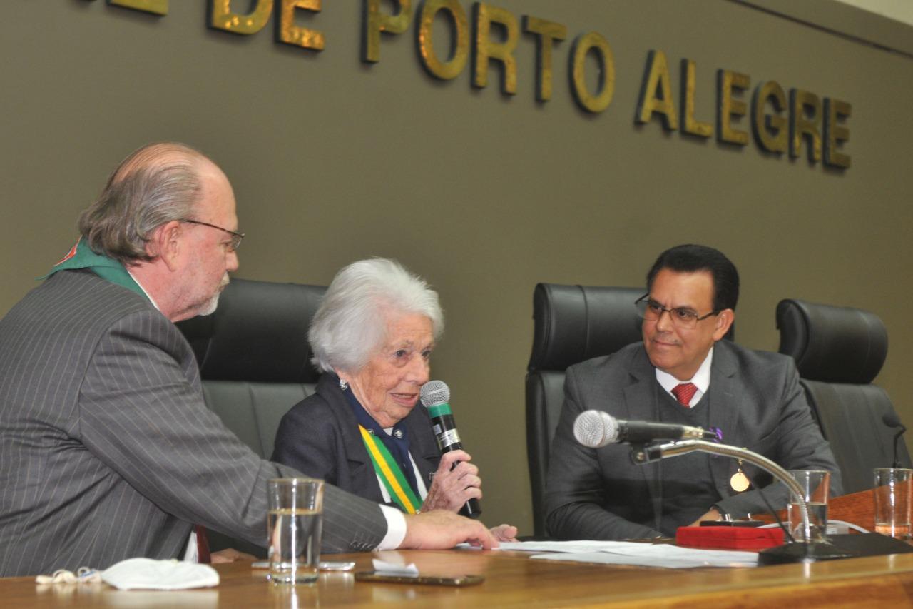 A professora de m&uacute;sica e piano Wilma Erika Veit Schiefferdecker, 94 anos, vai completar 78 anos de atividade escoteira em agosto. Esse per&iacute;odo de dedica&ccedil;&atilde;o foi reconhecido com a outorga do t&iacute;tulo de cidad&atilde; de Porto Alegre a escoteira mais velha do Brasil. A distin&ccedil;&atilde;o foi proposta pelo vereador Alvoni Medina. Wilma Schiefferdecker, que se tornou chefe escoteira e foi uma das fundadoras do movimento bandeirantes no Rio Grande do Sul, recebeu a condecora&ccedil;&atilde;o na noite de sexta-feira, no plen&aacute;rio Ot&aacute;vio Rocha, na C&acirc;mara Municipal de Vereadores de Porto Alegre. Pol&iacute;ticos, representantes dos escoteiros e familiares acompanharam a solenidade.