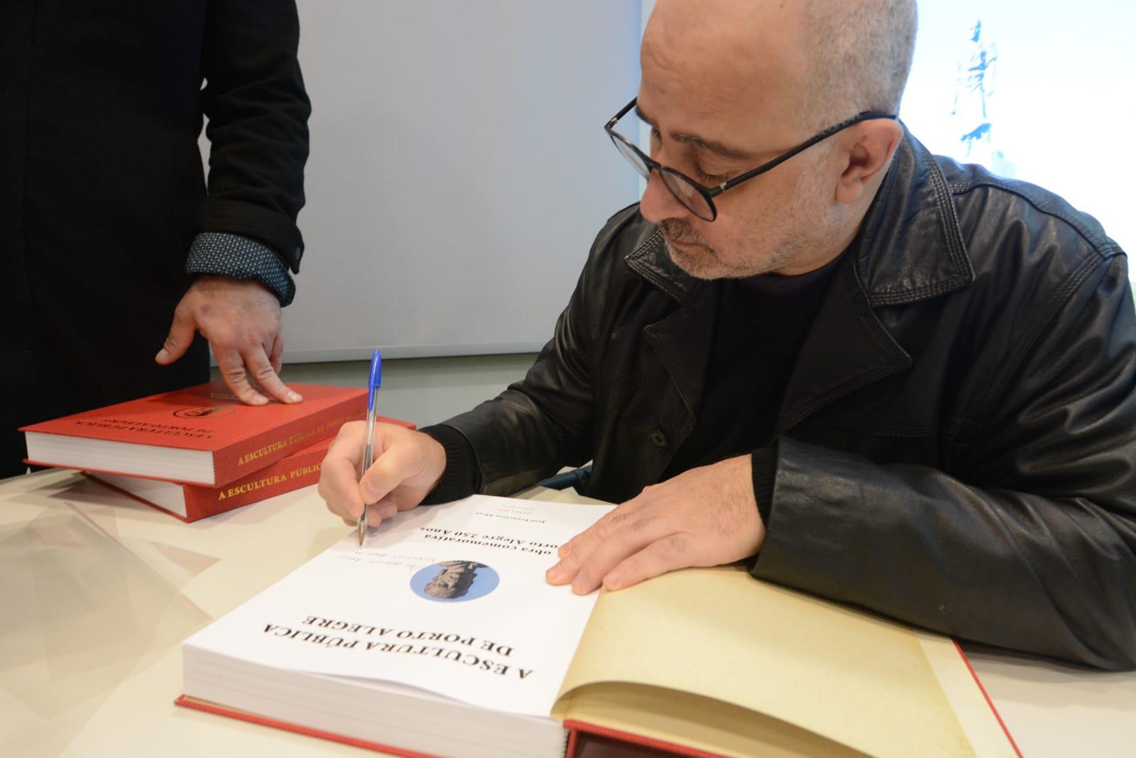 Alves autografou exemplares da obra, que traz 365 verbetes sobre o tema
