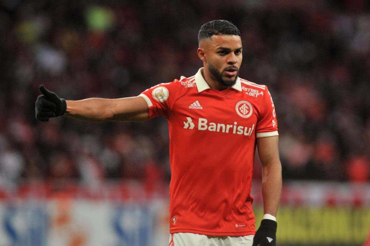 Centroavante sentiu dores no joelho no final