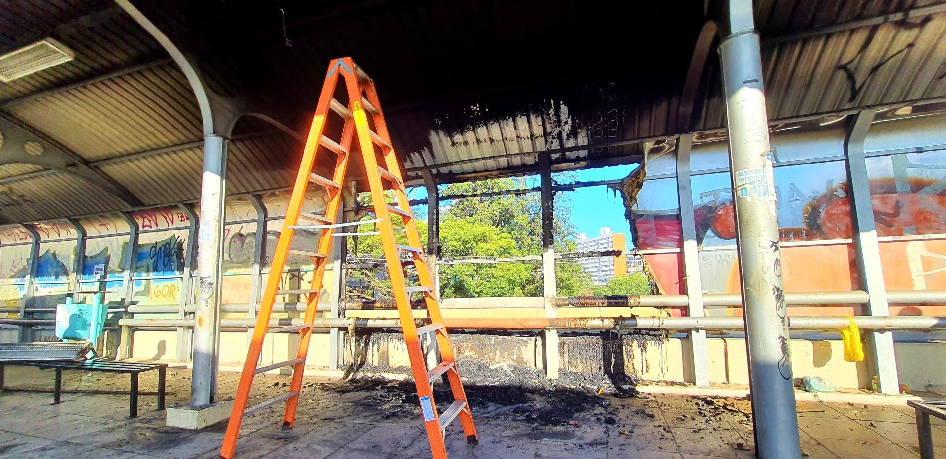 Restabelecimento da energia el&eacute;trica no local est&aacute; sendo tamb&eacute;m feito pelos t&eacute;cnicos