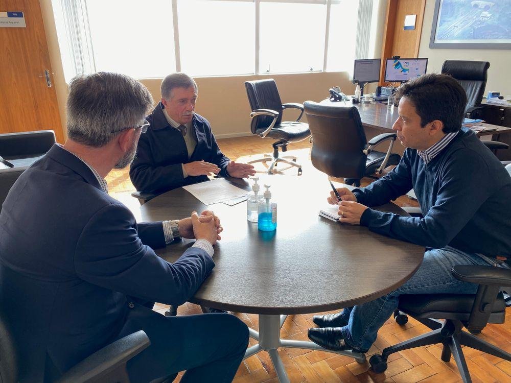 Prefeito Adil&oacute; Didomenico e o secret&aacute;rio de Tr&acirc;nsito, Alfonso Willenbring J&uacute;nior, estiveram reunidos com o superintendente regional do Dnit, Hiratan Pinheiro
