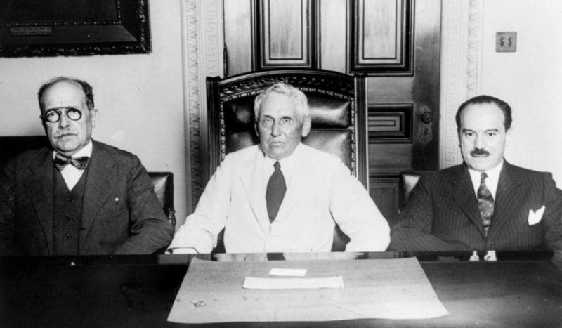 O Secret&aacute;rio de Estado dos EUA, entre os embaixadores do Peru e do Chile.