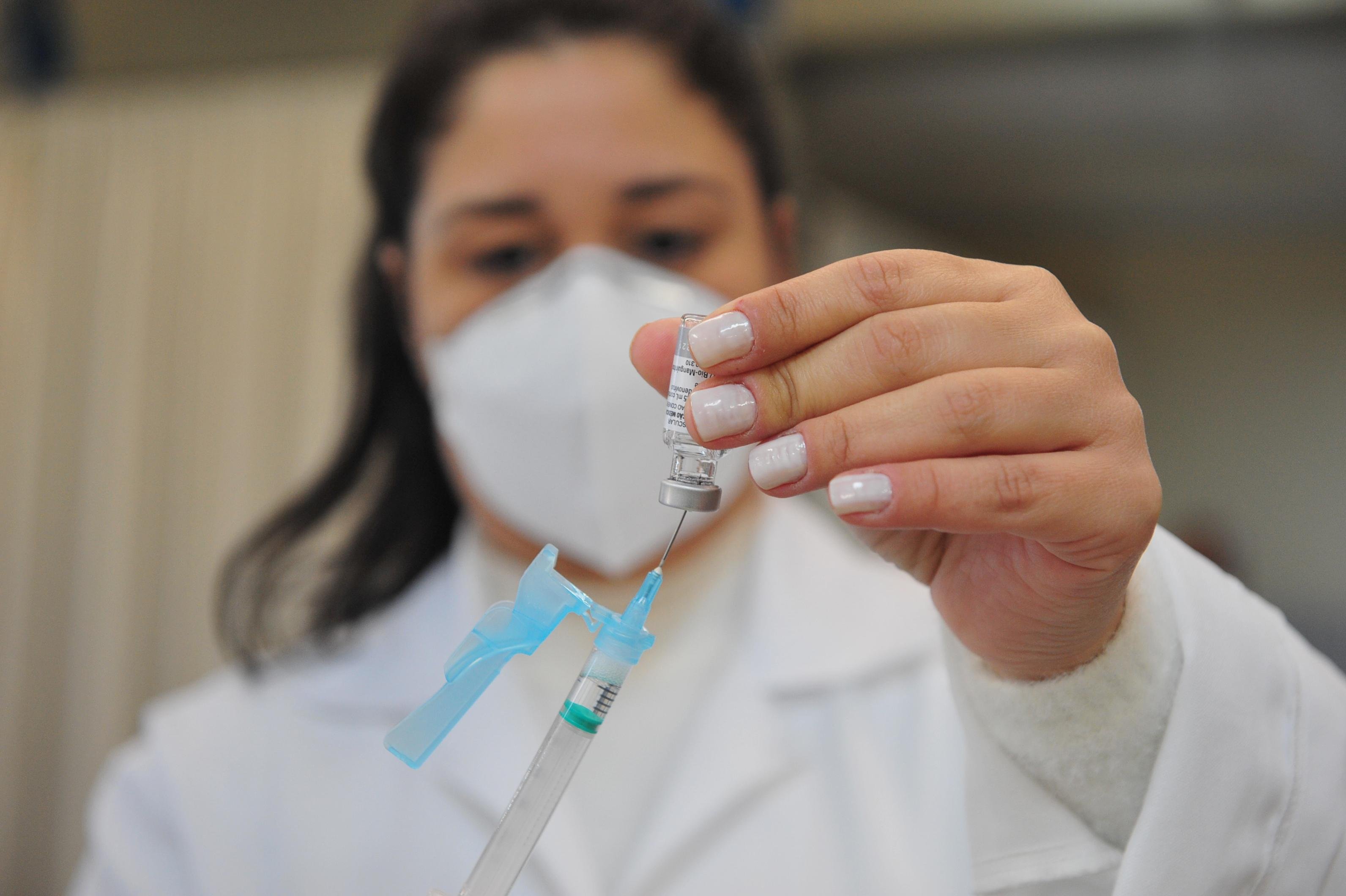 A primeira dose de refor&ccedil;o segue dispon&iacute;vel para pessoas de 18 anos ou mais que receberam a segunda dose de qualquer imunizante