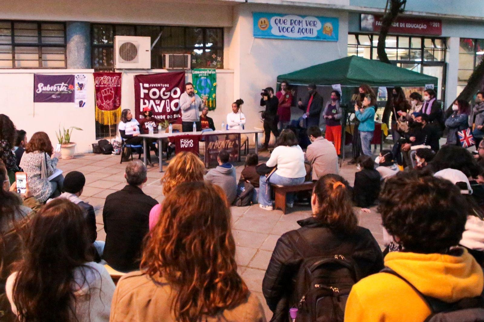 Encontro aconteceu em frente a faculdade de educa&ccedil;&atilde;o da Ufrgs
