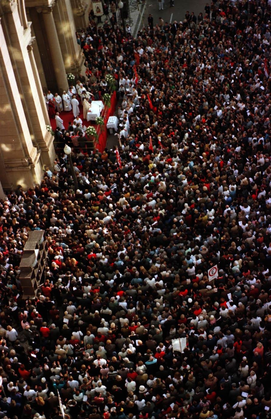 Ao contr&aacute;rio do que muitas pessoas pensam, o feriado de Corpus Christi n&atilde;o &eacute; nacional, o que significa que n&atilde;o h&aacute; uma regra para todo o pa&iacute;s. Cada estado e munic&iacute;pio pode determinar se vai aderir ao feriado por lei. O RS estabelece feriado pelo decreto 56.291, de 29 de dezembro de 2021. Segundo a assessoria de comunica&ccedil;&atilde;o da Procuradoria Geral do Munic&iacute;pio (PGM), Porto Alegre aderiu &agrave; data pela lei 4453/1978.