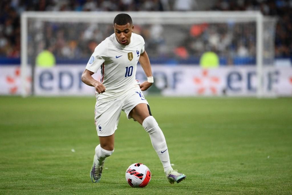 De acordo com Florentino P&eacute;rez, Emmanuel Macron teria ligado diversas vezes para jogador dizendo que seria melhor sua perman&ecirc;ncia na Fran&ccedil;a em ano de Copa do Mundo