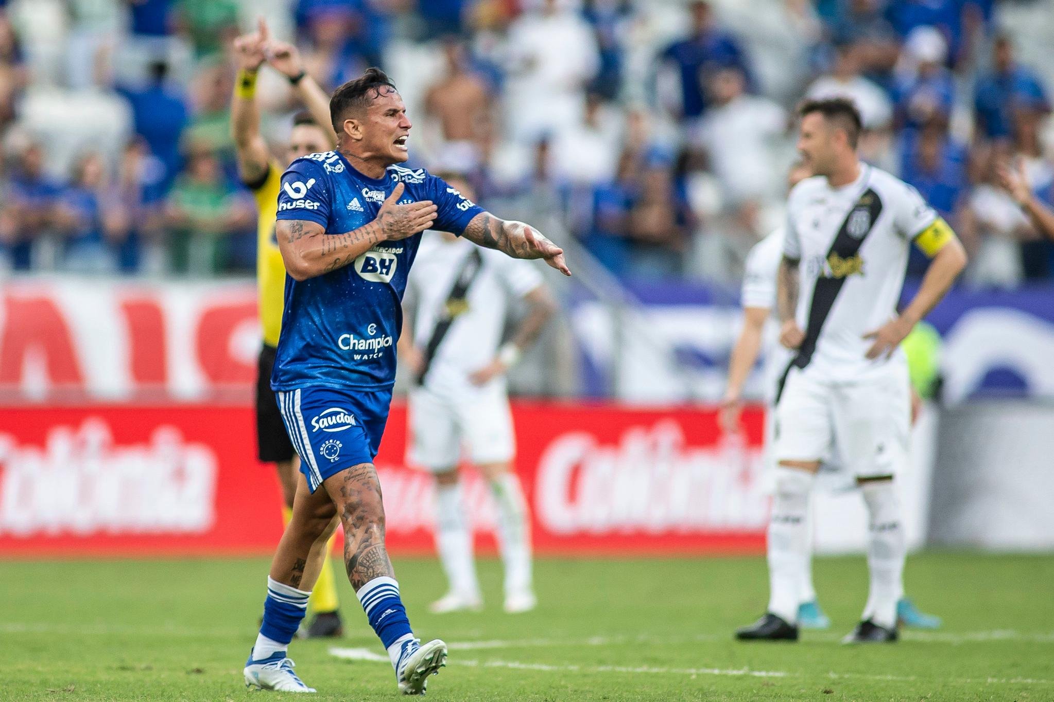 Edu comemora o primeiro gol do Cruzeiro no Mineir&atilde;o