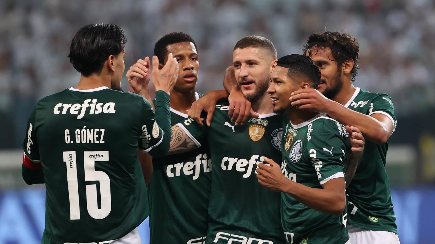 Jogadores do Palmeiras comemoram um dos gols no Allianz Parque