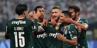 Jogadores do Palmeiras comemoram um dos gols no Allianz Parque