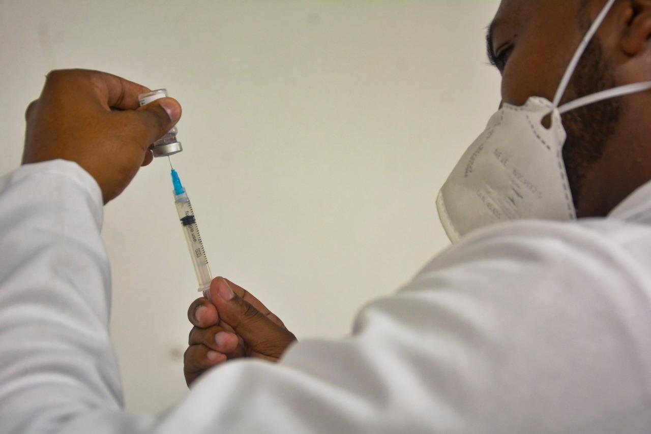 Secretaria Municipal de Sa&uacute;de espera receber novas doses para ampliar imuniza&ccedil;&atilde;o para faixa et&aacute;ria dos 50 anos