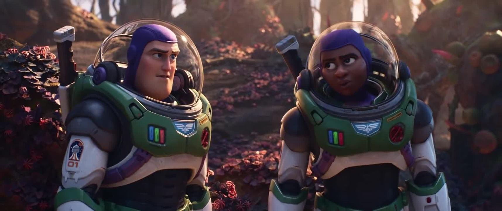 Buzz e sua comandante Hawthorne ficam presos em um planeta hostil