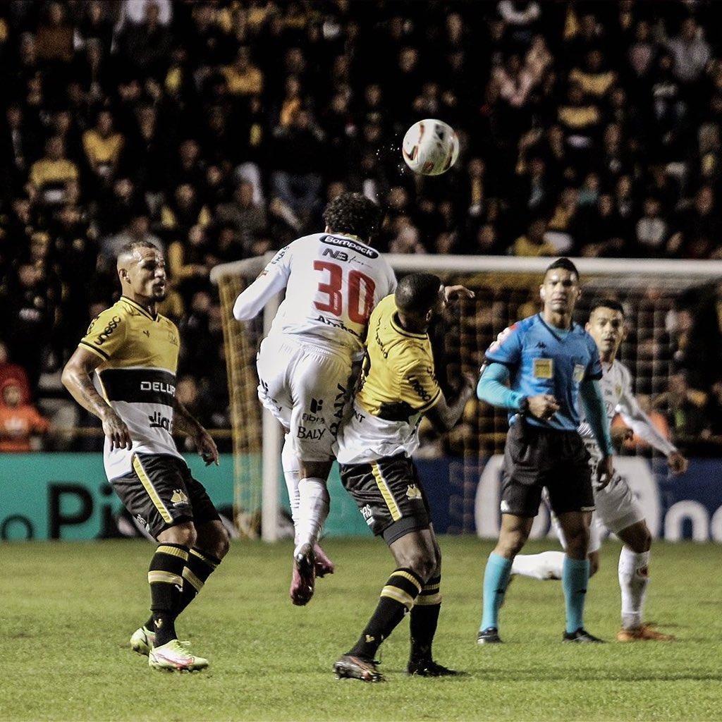 Crici&uacute;ma perdeu controle do jogo ap&oacute;s expuls&atilde;o