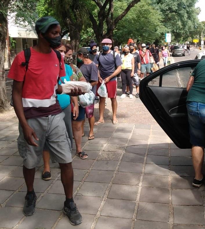Volunt&aacute;rios do Amigos da Rua entregar&atilde;o alimentos, refei&ccedil;&otilde;es e agasalhos sempre &agrave;s quintas-feiras, para pessoas que est&atilde;o em pra&ccedil;as, parques, viadutos e locais j&aacute; mapeados. Outras a&ccedil;&otilde;es de cuidado com a popula&ccedil;&atilde;o em situa&ccedil;&atilde;o de rua s&atilde;o realizadas ao longo do m&ecirc;s abrangendo cerca de 600 pessoas.