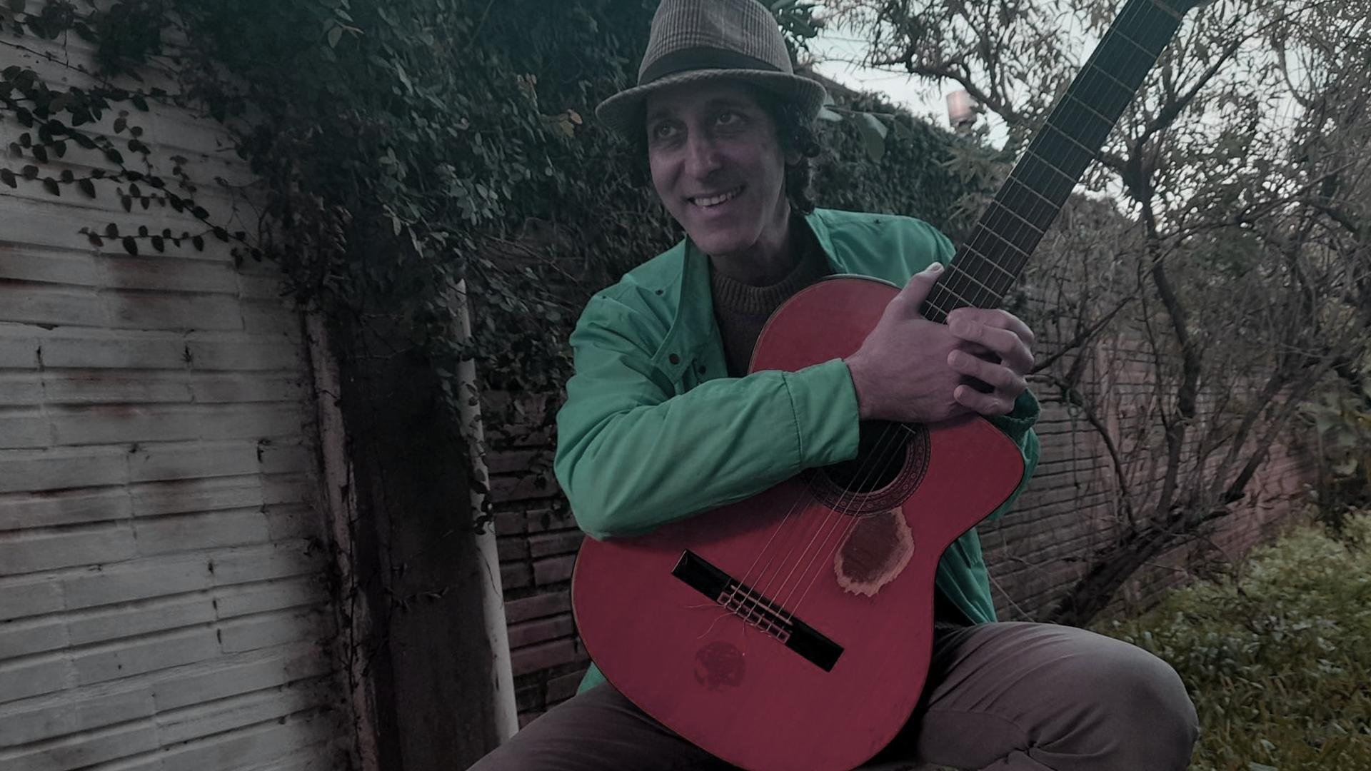 Carlos Hahn retorna aos palcos com show com can&ccedil;&otilde;es de seu &aacute;lbum de estreia, &ldquo;Auroras na Barriga&rdquo;, e cl&aacute;ssicos da MPB