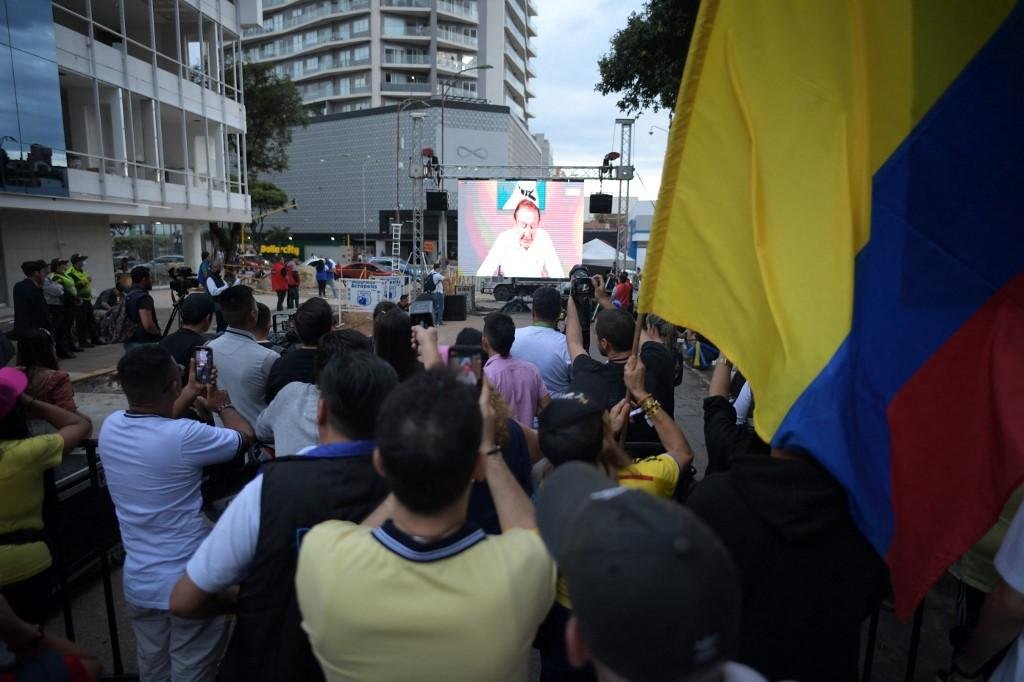 Hern&aacute;ndez perdeu com 47,22% dos votos para o senador e ex-guerrilheiro, que obteve 50,51%