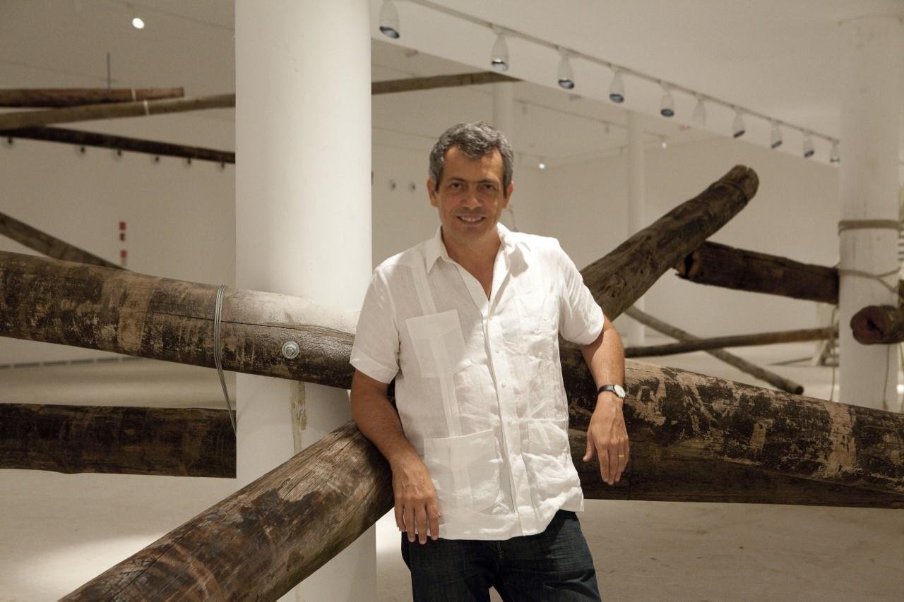 Carlito Carvalhosa na exposi&ccedil;&atilde;o &lsquo;Sala de Espera&rsquo;, em 2013