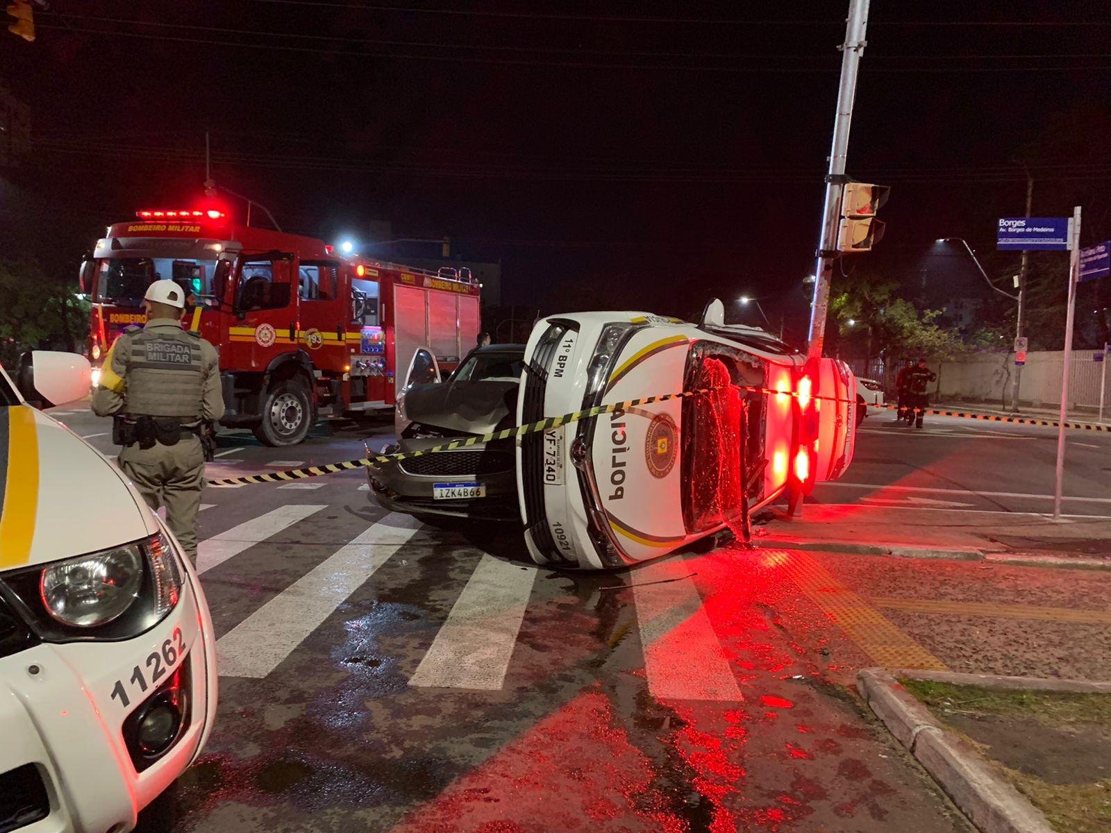 Viatura virou ao ser atingida