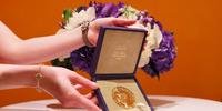 O leilão promovido pelo jornalista russo Dmitri Muratov de sua medalha do Nobel em benefício das crianças ucranianas atingiu 103,5 milhões de dólares, quebrando todos os recordes