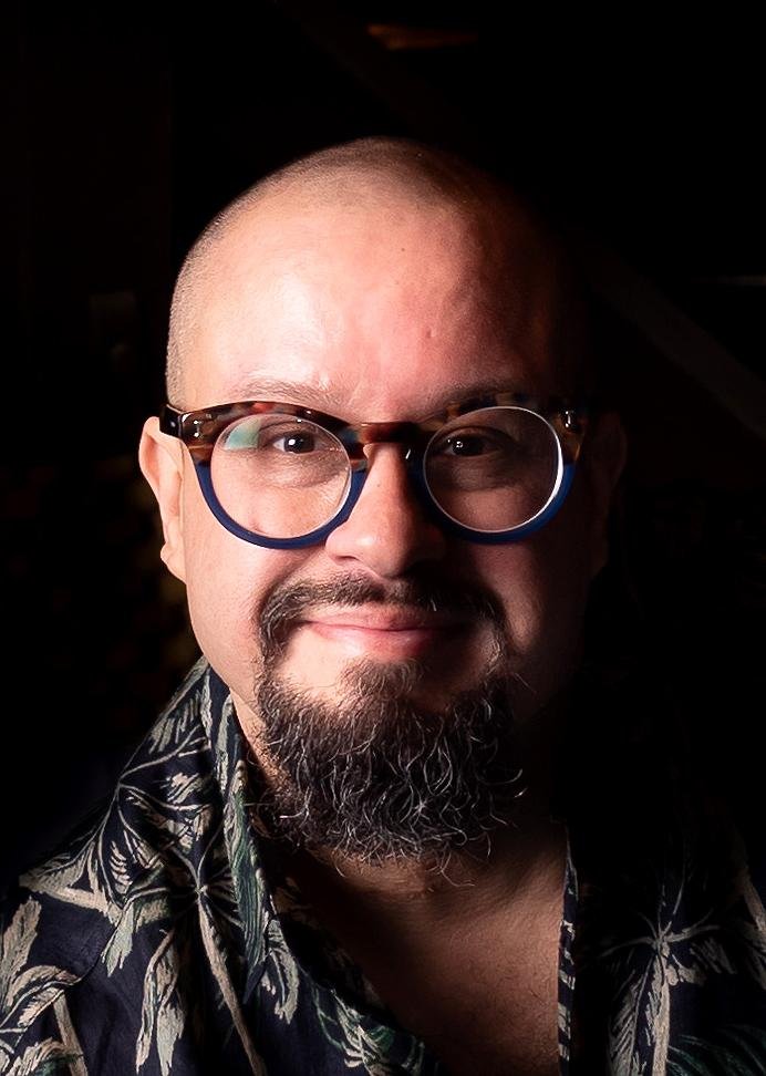 O escritor e jornalista Rodrigo dMart conduzir&aacute; conversa com os convidados e falar&aacute; de suas publica&ccedil;&otilde;es.