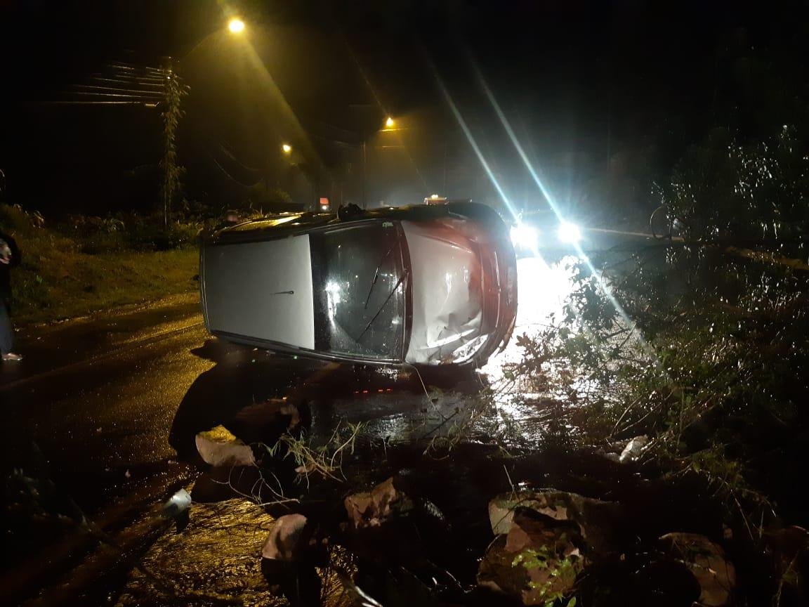Um dos ve&iacute;culos atingidos durante o deslizamento tombou sobre a pista