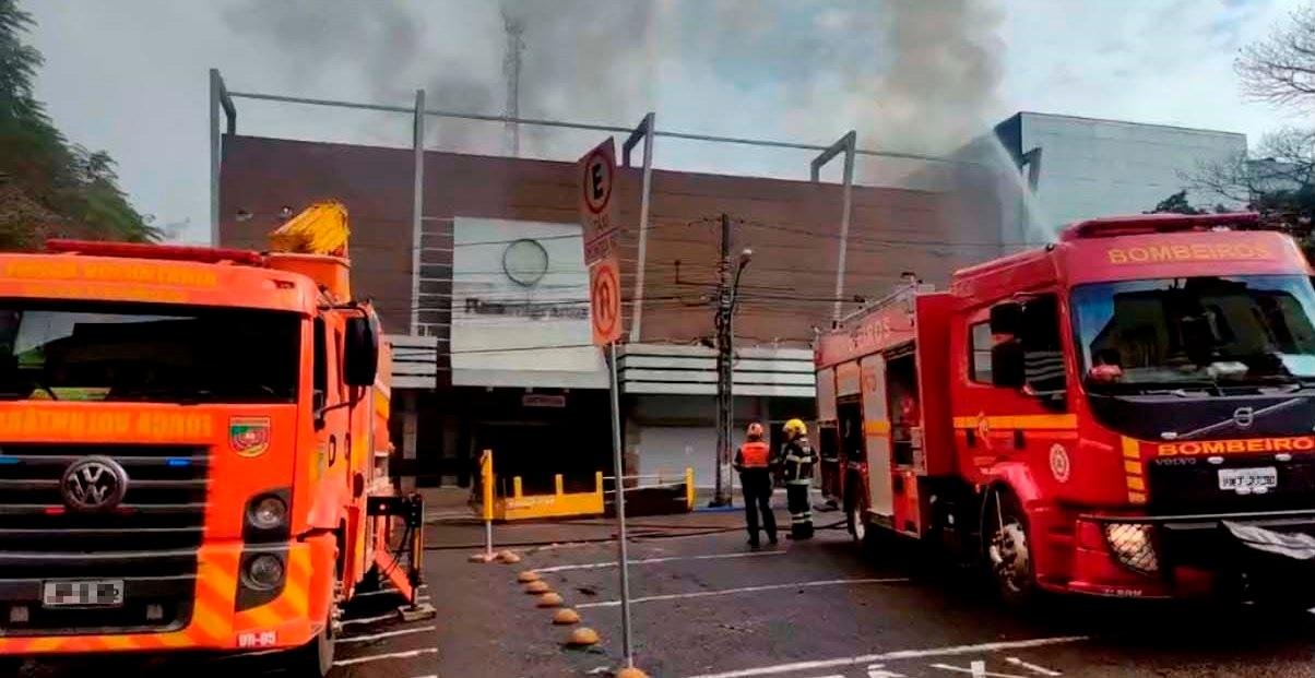 O fogo iniciou ao meio-dia e ainda n&atilde;o foi controlado