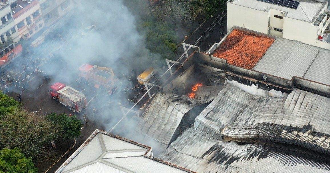 Fogo iniciou ao meio-dia e foi controlado por volta das 15h