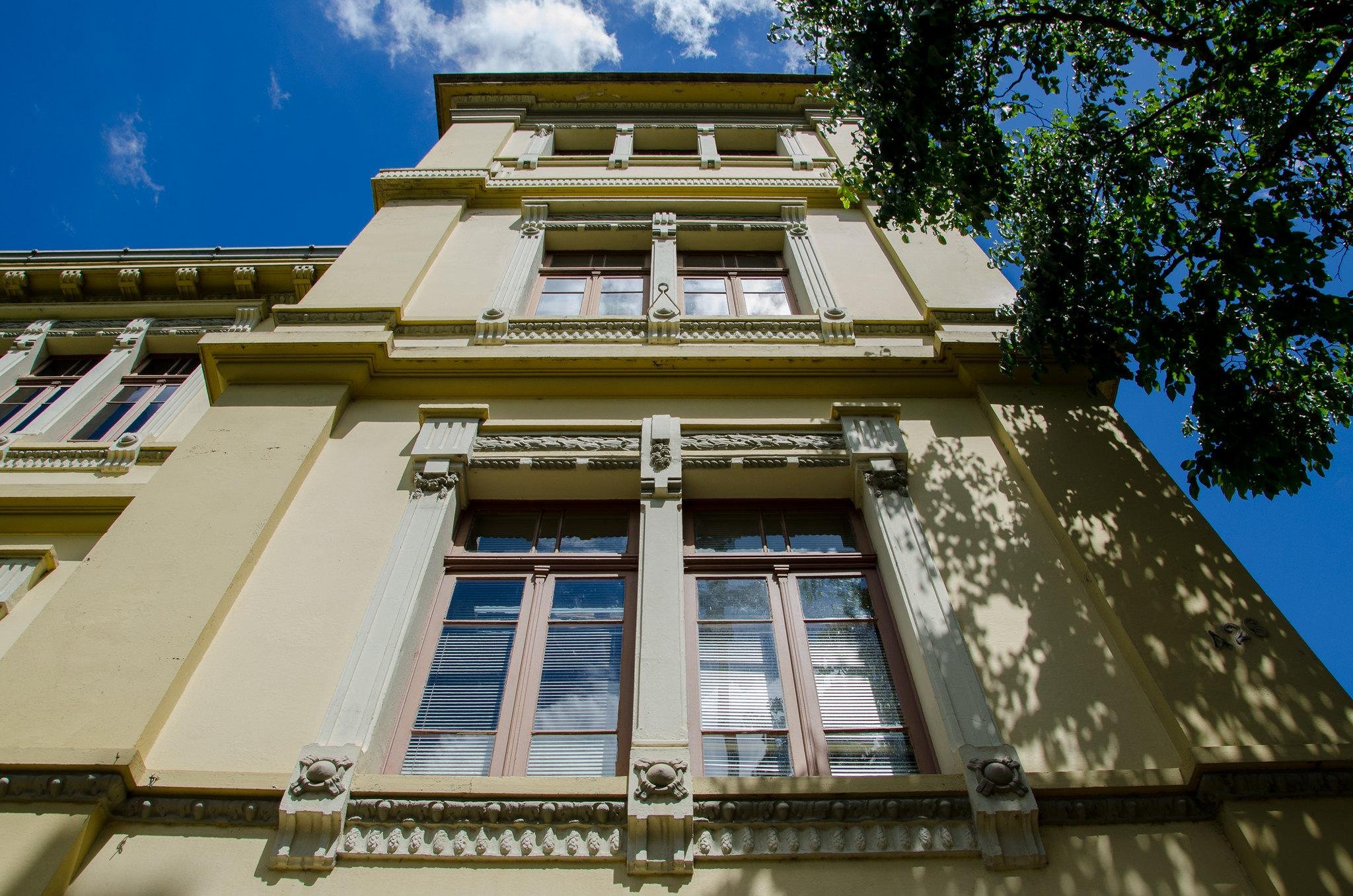 P&uacute;blico poder&aacute; acompanhar no p&aacute;tio localizado entre o pr&eacute;dio da R&aacute;dio e a Faculdade de Arquitetura da Ufrgs, textos retirados dos livros &ldquo;Bagagem&rdquo;, de Ad&eacute;lia Prado, e &ldquo;Coral e outros poemas&rdquo;, de Sophia de Mello Breyner Andresen, autoras que figuram nas Leituras Obrigat&oacute;rias do Vestibular da Ufrgs 2023.