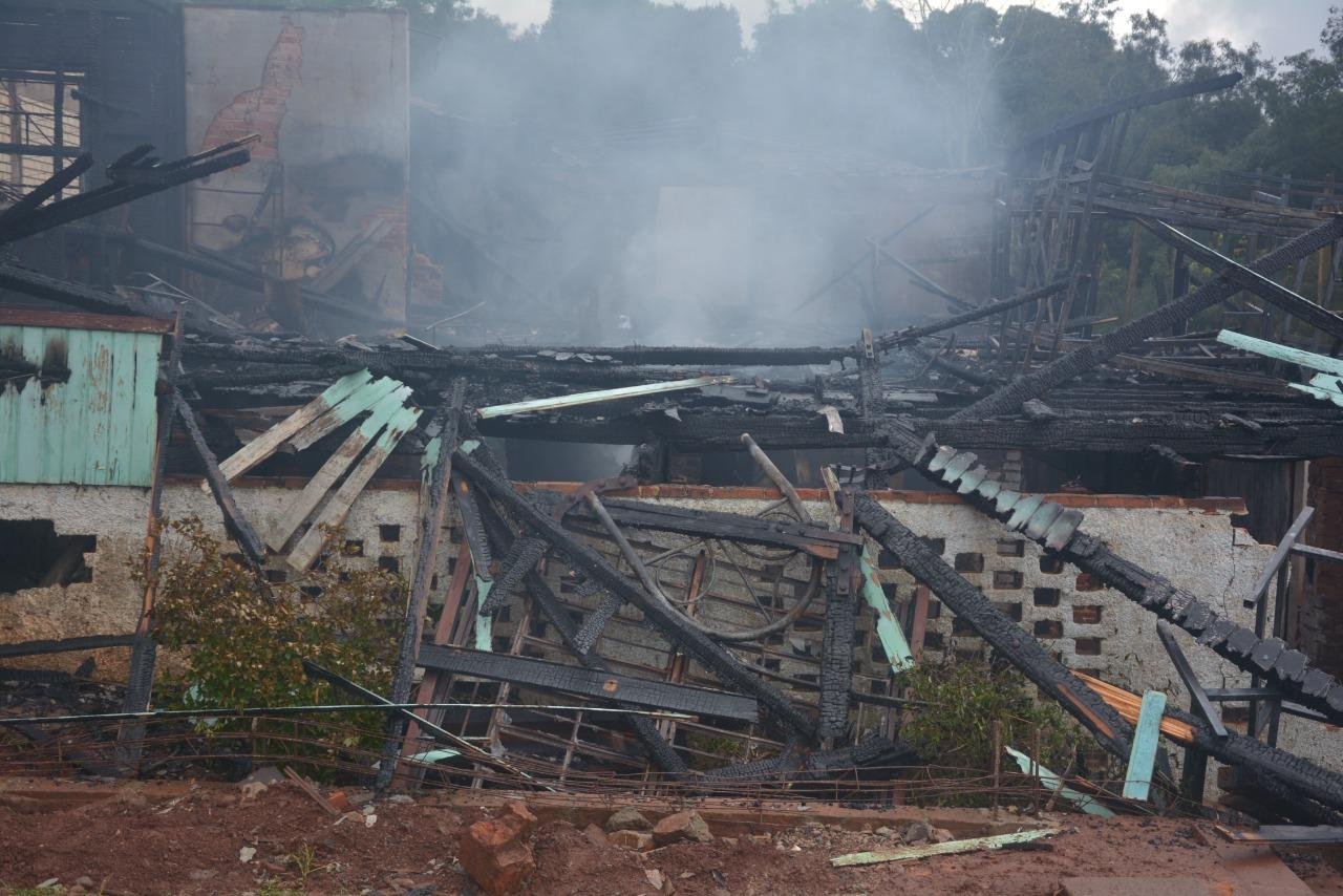 Inc&ecirc;ndio deixou 11 mortos na noite de quinta-feira