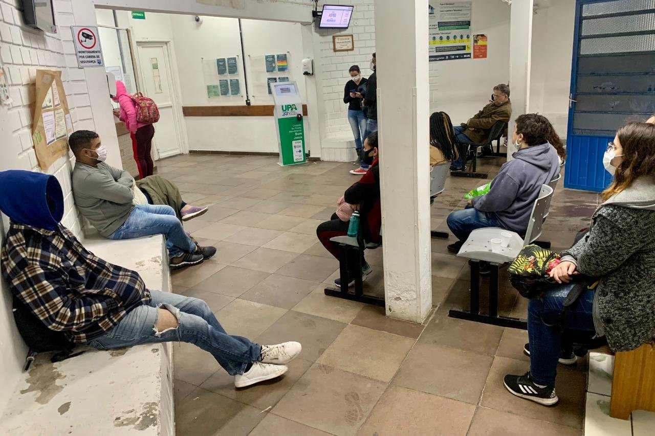 Pacientes aguardam atendimento na UPA Bom Jesus