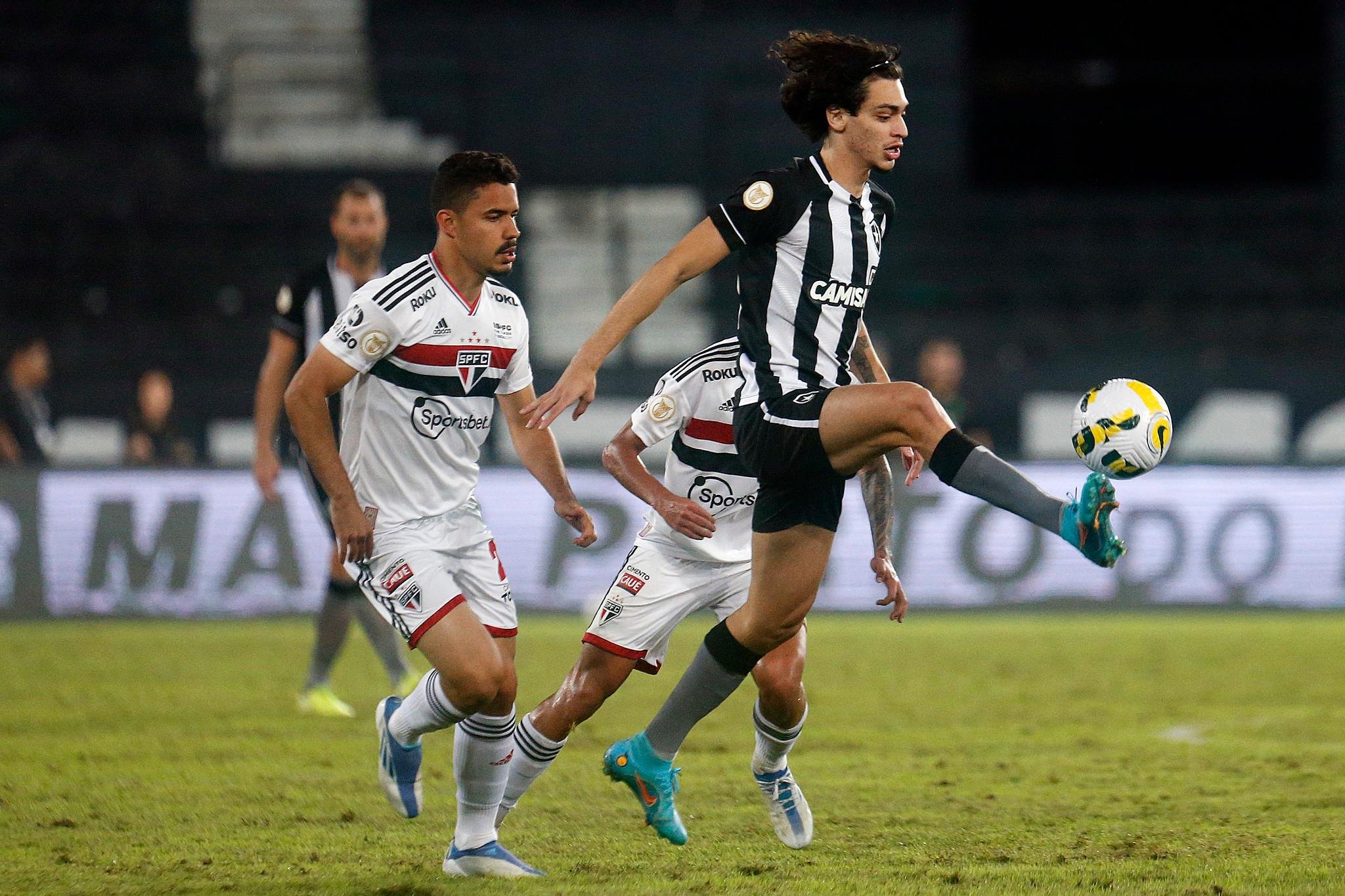 Matheus Nascimento em a&ccedil;&atilde;o contra o S&atilde;o Paulo