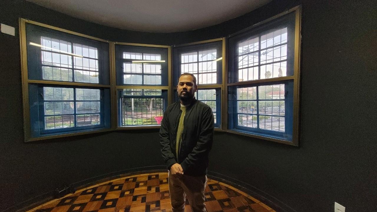 Leonardo Lopes, artista convidado para inaugurar a primeira edi&ccedil;&atilde;o do Projeto Pot&ecirc;ncia, mescla trabalhos produzidos em diferentes t&eacute;cnicas, como carv&atilde;o, pastel seco e grafite