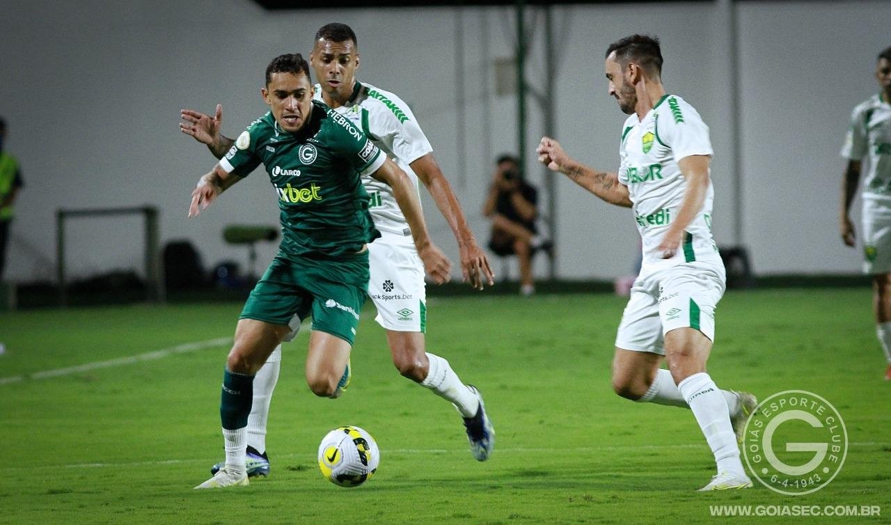 Goi&aacute;s n&atilde;o vencia h&aacute; quatro rodadas e o resultado alivia o clima no clube
