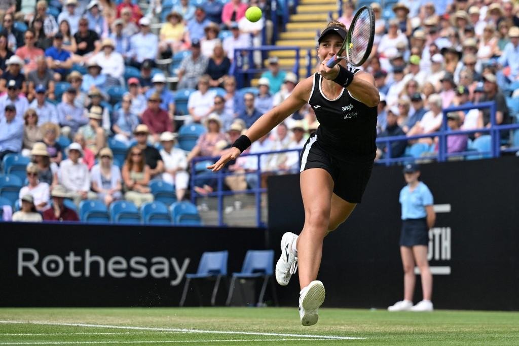 Brasileira perdeu na estreia em Wimbledon