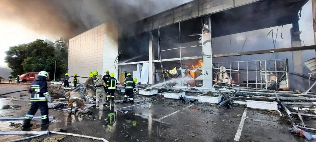 Ao menos 13 pessoas morreram em ataque a shopping nesta segunda-feira