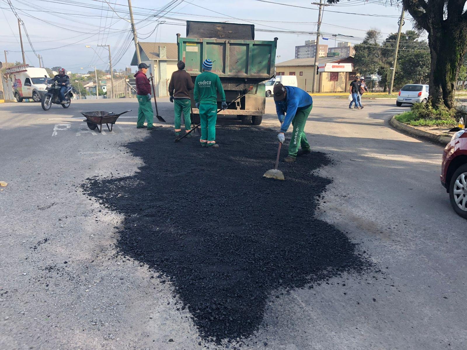 Foram utilizadas cerca de 60 toneladas de asfalto nos reparos realizados somente nesta segunda-feira