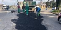 Foram utilizadas cerca de 60 toneladas de asfalto nos reparos realizados somente nesta segunda-feira