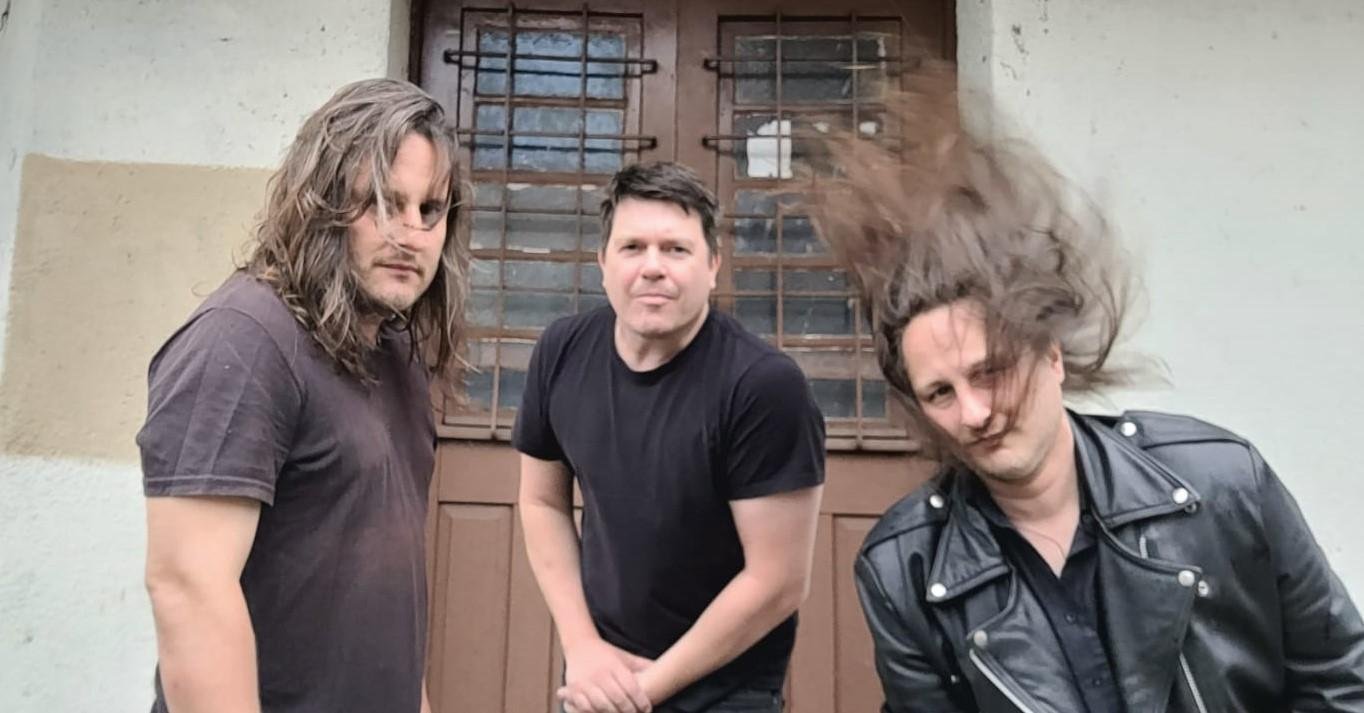 A banda realizou todo o trabalho de grava&ccedil;&atilde;o e mixagem do novo single em seu home studio