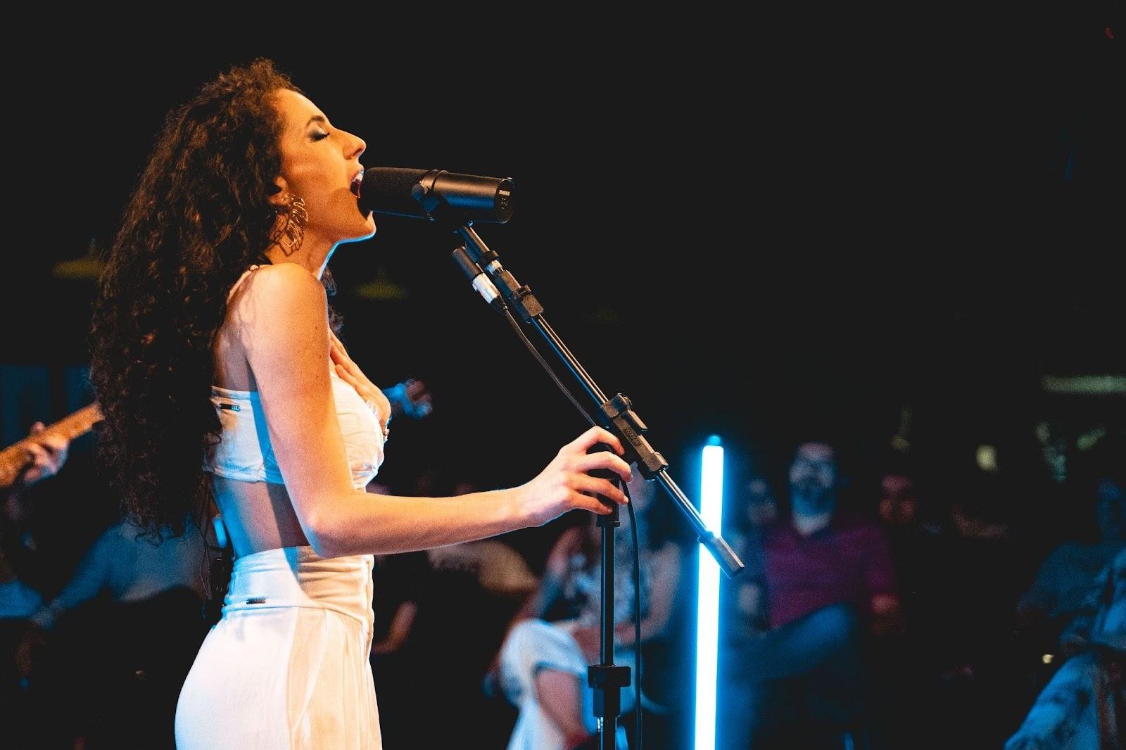 Laura Dalm&aacute;s lan&ccedil;a clipe do show 'Minha Ess&ecirc;ncia' no YouTube