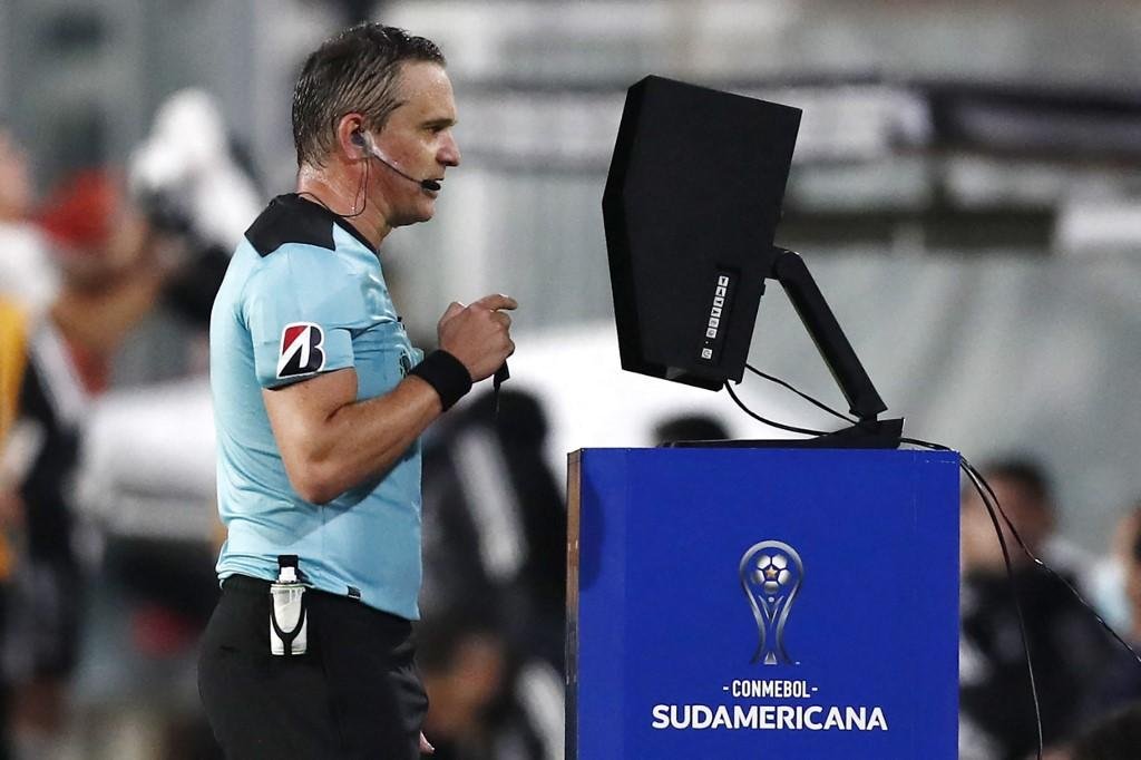 &Aacute;rbitro Patricio Loustau em consulta ao monitor do VAR